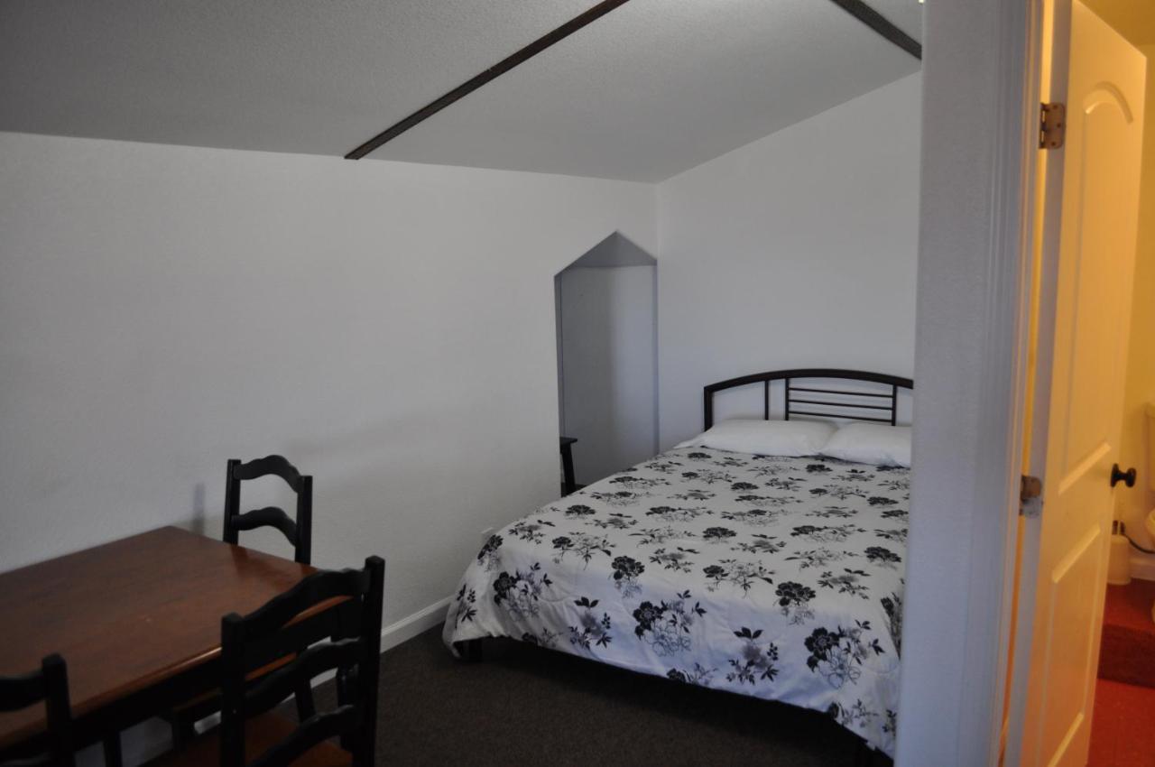 K7 Bed And Breakfast Паръмп Екстериор снимка