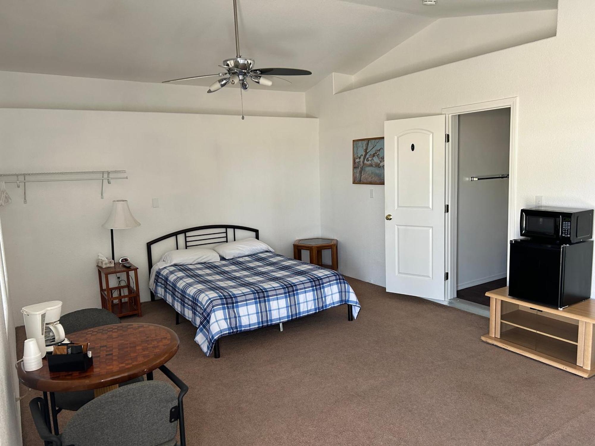 K7 Bed And Breakfast Паръмп Стая снимка